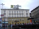 Arrêt sous la pluie devant la banque